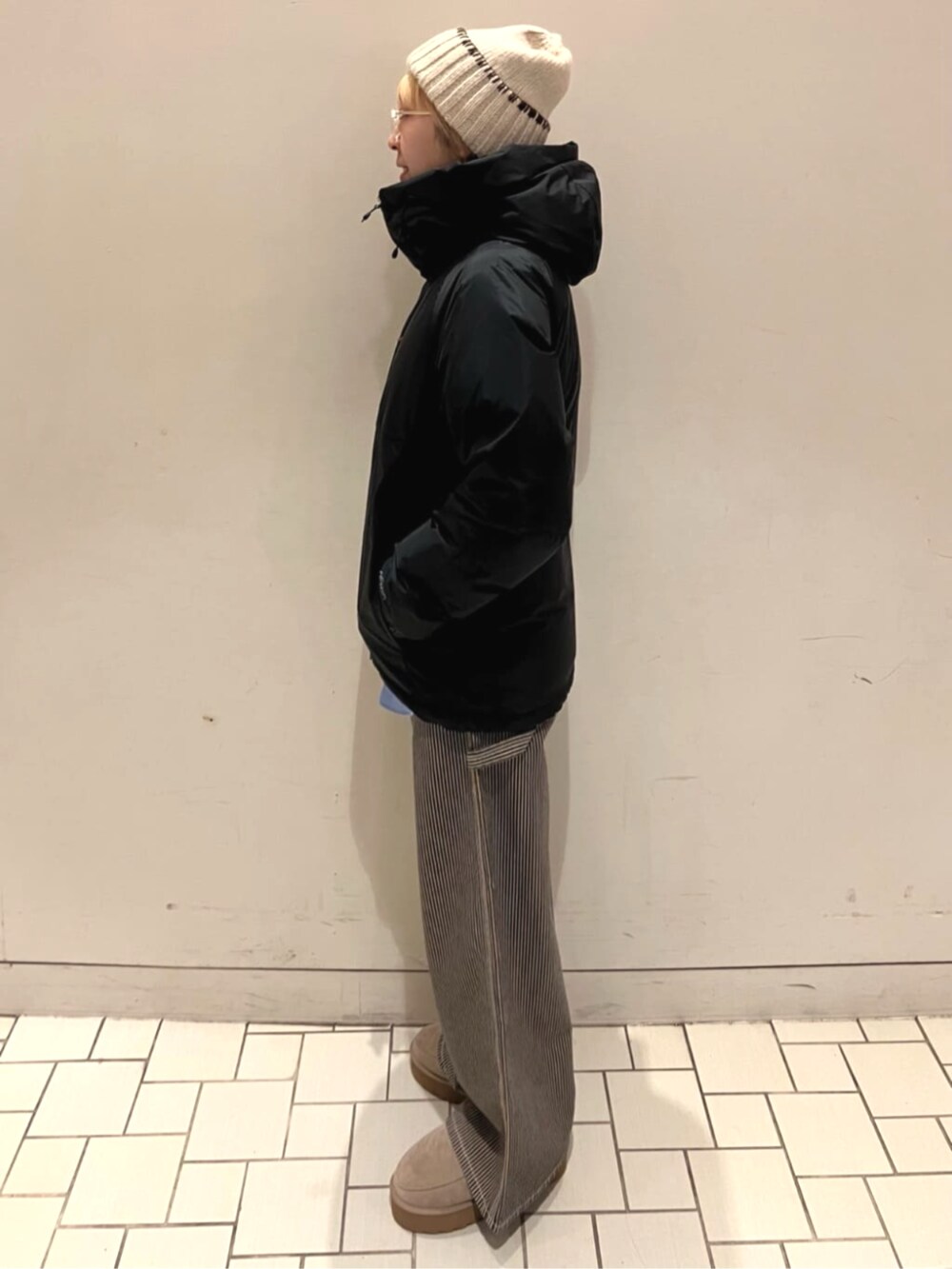 ブルー系のシャツ/ブラウス、ブラック系のダウンジャケット/コート、その他のデニムパンツを着用したレディースの冬コーディネートの2枚目の写真