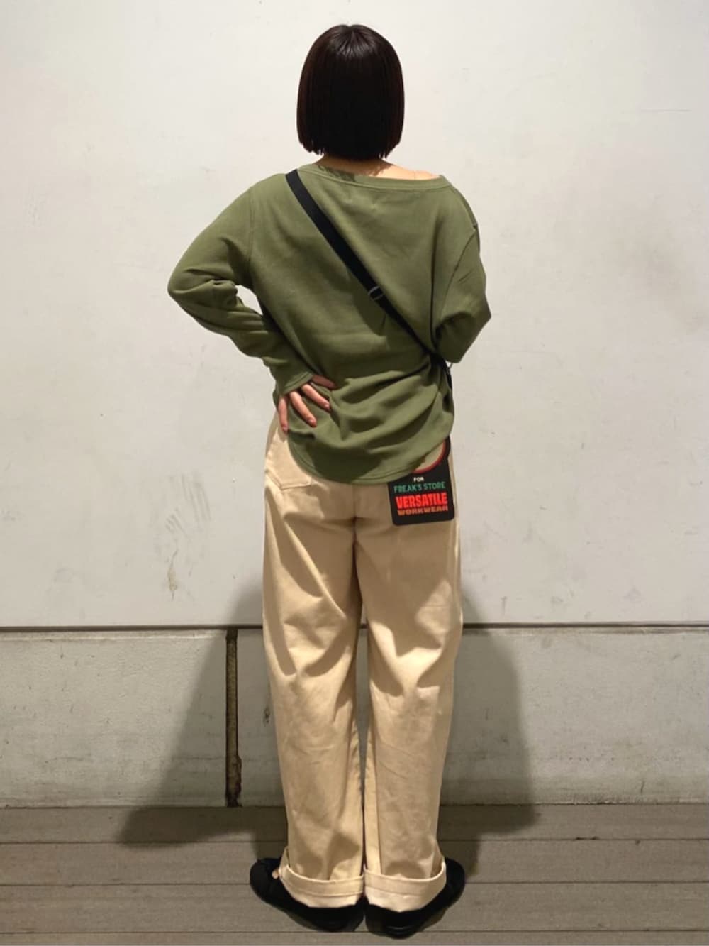 ベージュ系のその他パンツ、グリーン系のTシャツ/カットソー、ブラウン系のバレエシューズを着用したレディースの秋コーディネートの3枚目の写真