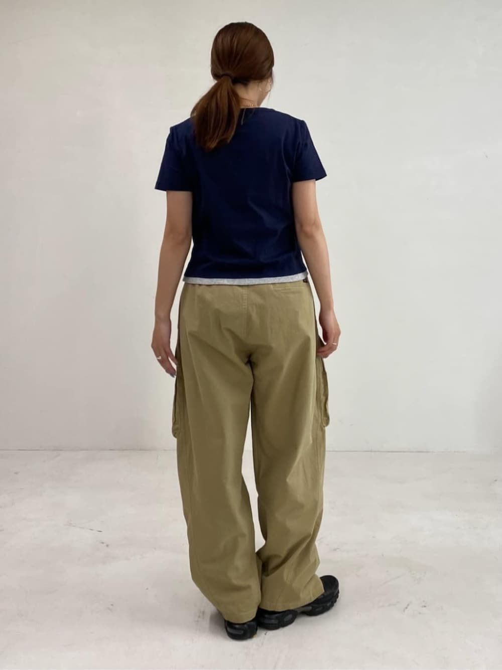 ベージュ系のカーゴパンツ、ブルー系のTシャツ/カットソーを着用したレディースの春コーディネートの3枚目の写真