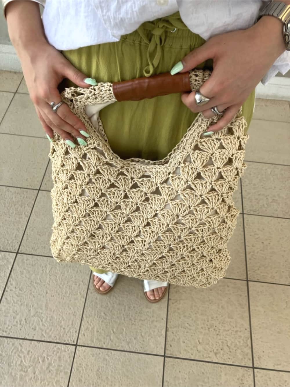 ブルー系のその他パンツ、ベージュ系のハンドバッグ、ホワイト系のシャツ/ブラウスを着用したレディースの夏コーディネートの4枚目の写真