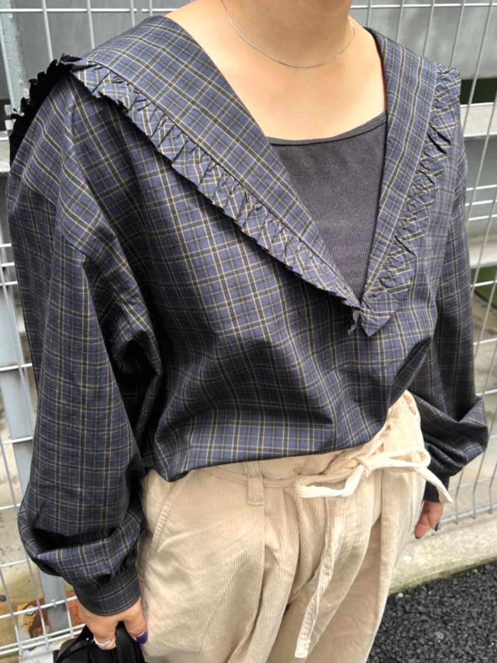 ブラック系のショルダーバッグ、ブルー系のシャツ/ブラウス、ベージュ系のその他パンツを着用したレディースの秋コーディネートの4枚目の写真