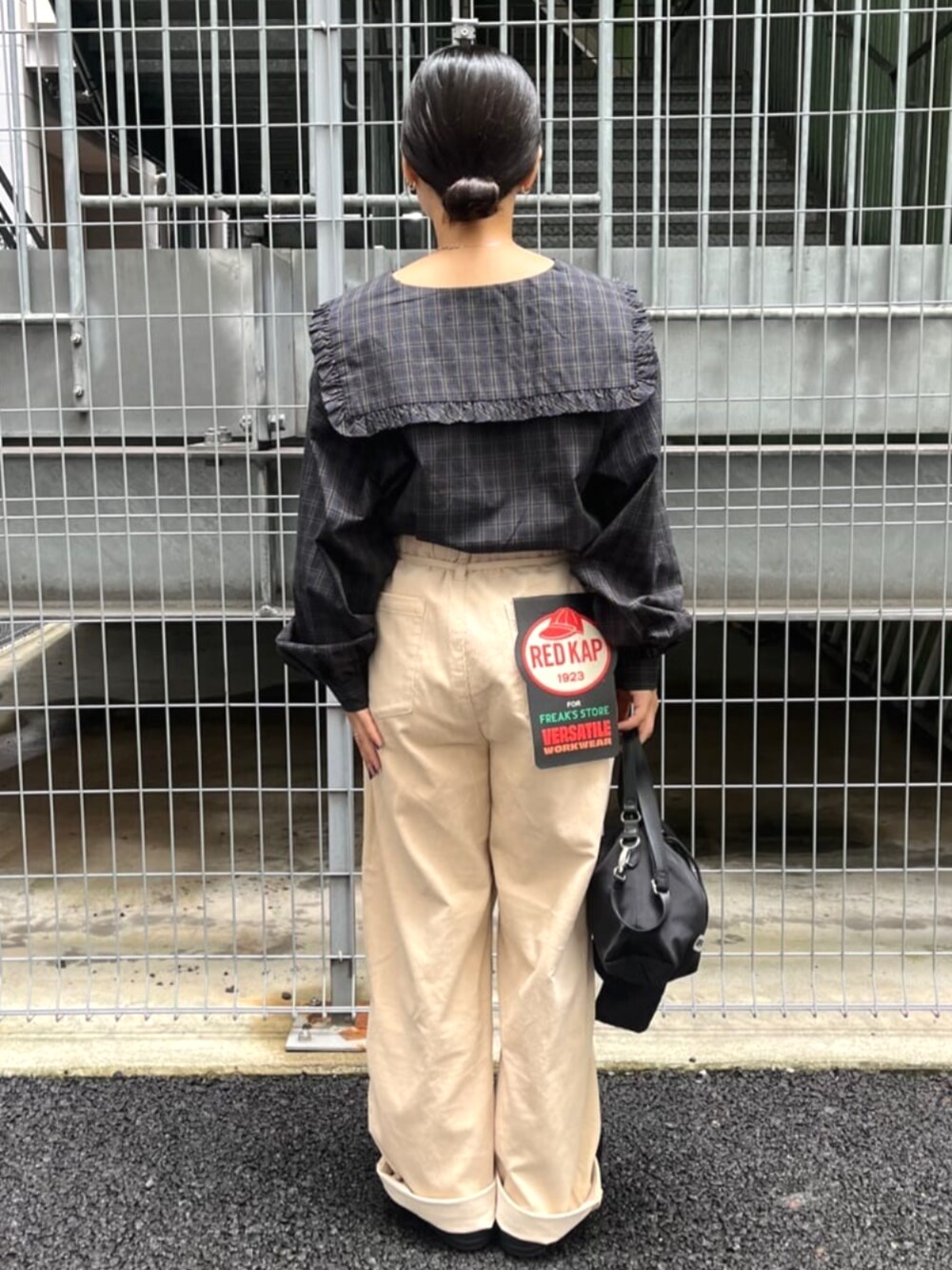 ブラック系のショルダーバッグ、ブルー系のシャツ/ブラウス、ベージュ系のその他パンツを着用したレディースの秋コーディネートの3枚目の写真