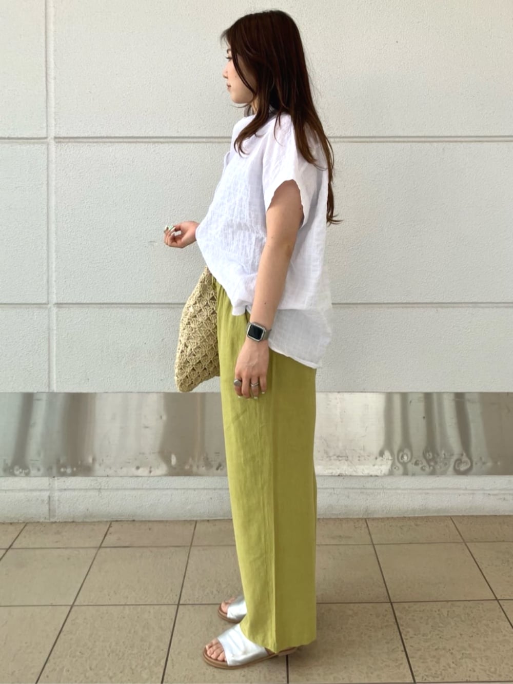 ブルー系のその他パンツ、ベージュ系のハンドバッグ、ホワイト系のシャツ/ブラウスを着用したレディースの夏コーディネートの2枚目の写真
