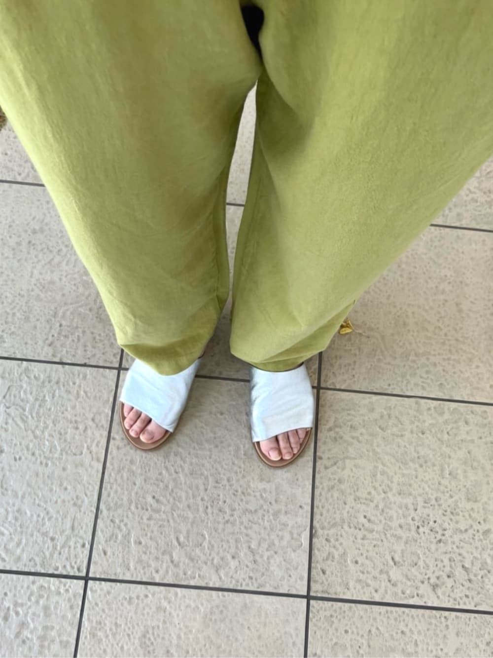 ブルー系のその他パンツ、ベージュ系のハンドバッグ、ホワイト系のシャツ/ブラウスを着用したレディースの夏コーディネートの7枚目の写真