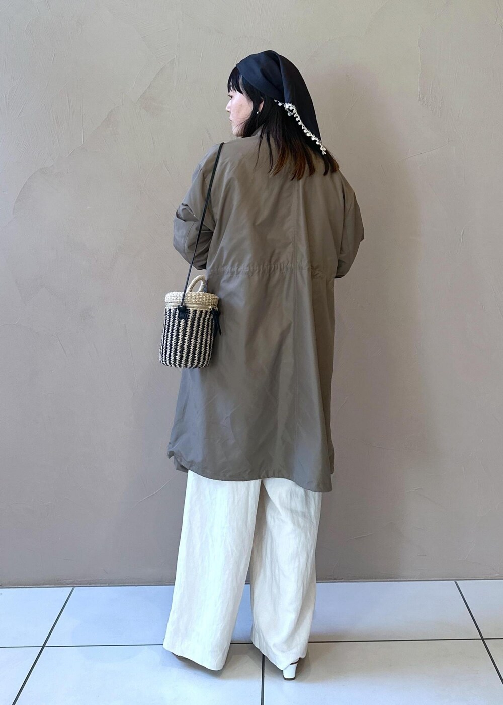 ホワイト系のショルダーバッグ、ホワイト系のつなぎ/オールインワン、ホワイト系のサンダルを着用したレディースの春コーディネートの3枚目の写真