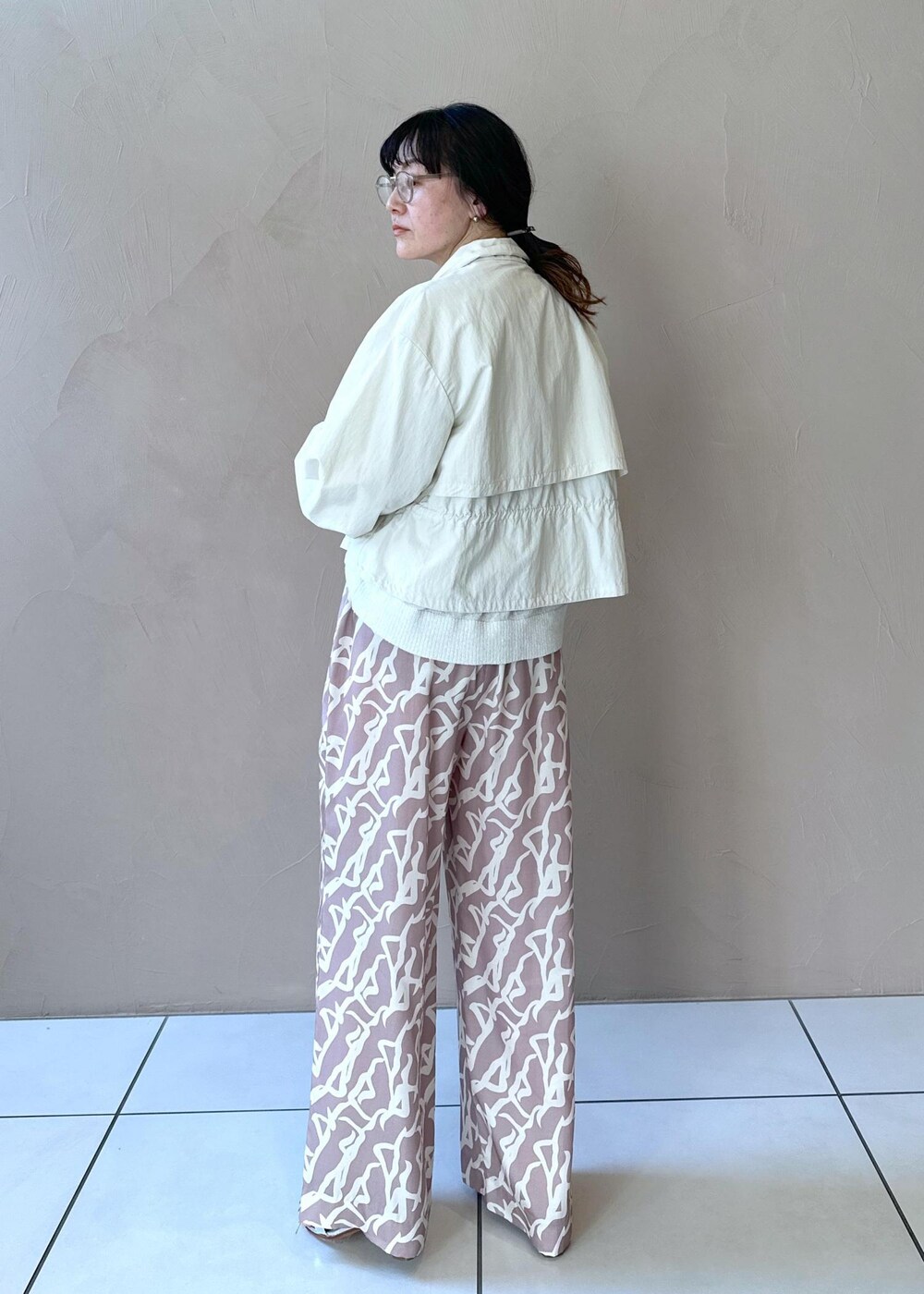イエロー系のその他パンツ、ホワイト系のブルゾン、ホワイト系のニット/セーターを着用したレディースの春コーディネートの2枚目の写真
