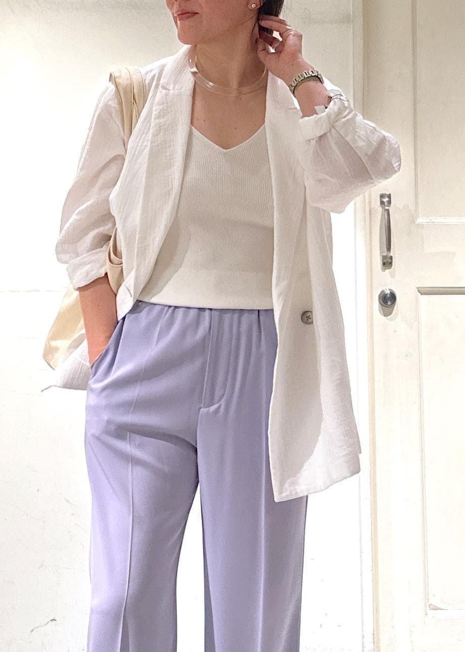 パープル系のスラックス、ホワイト系のテーラードジャケット、ホワイト系のスニーカーを着用したレディースの冬コーディネートの3枚目の写真