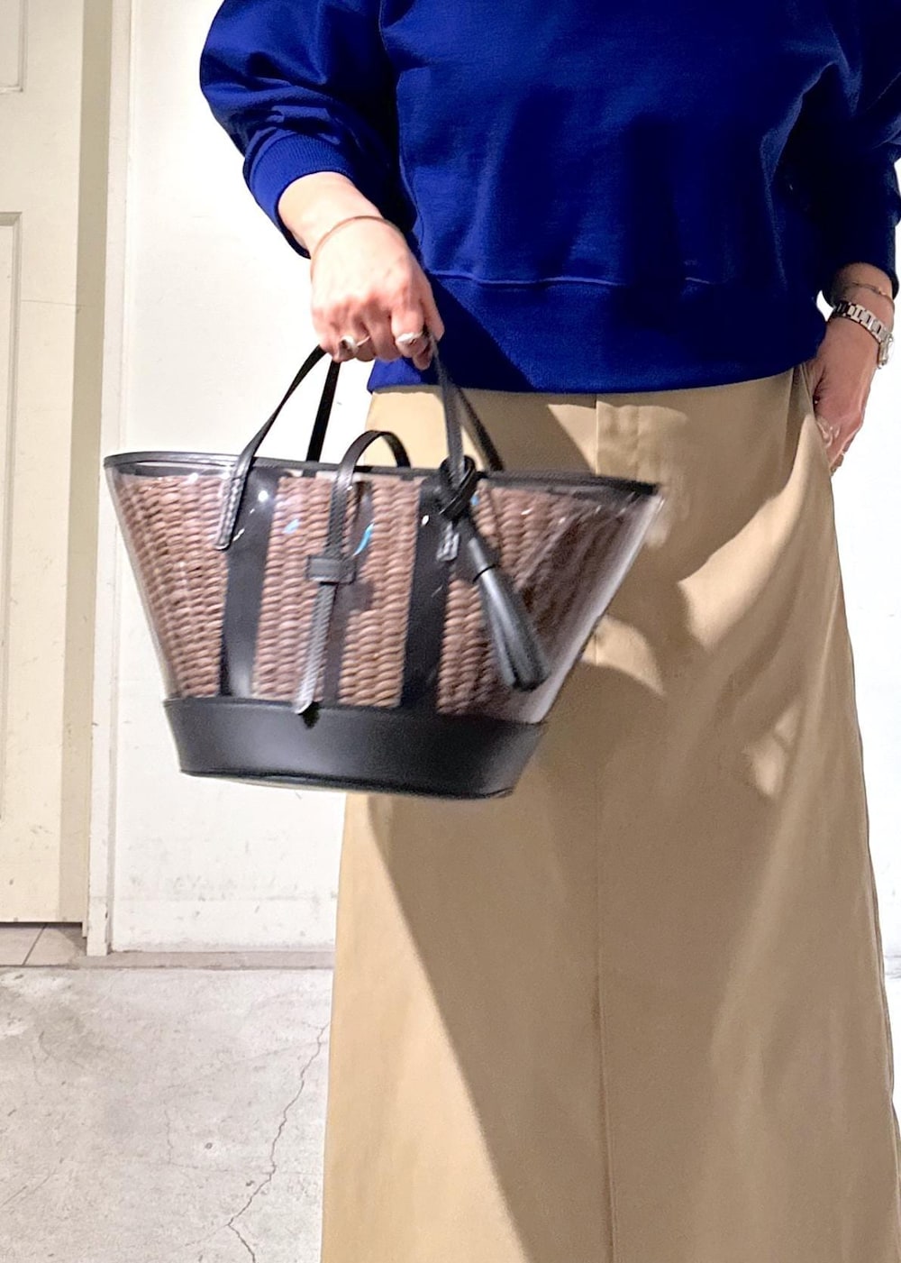 ブルー系のスウェット、ベージュ系のスカート、ブラック系のサンダルを着用したレディースの冬コーディネートの5枚目の写真