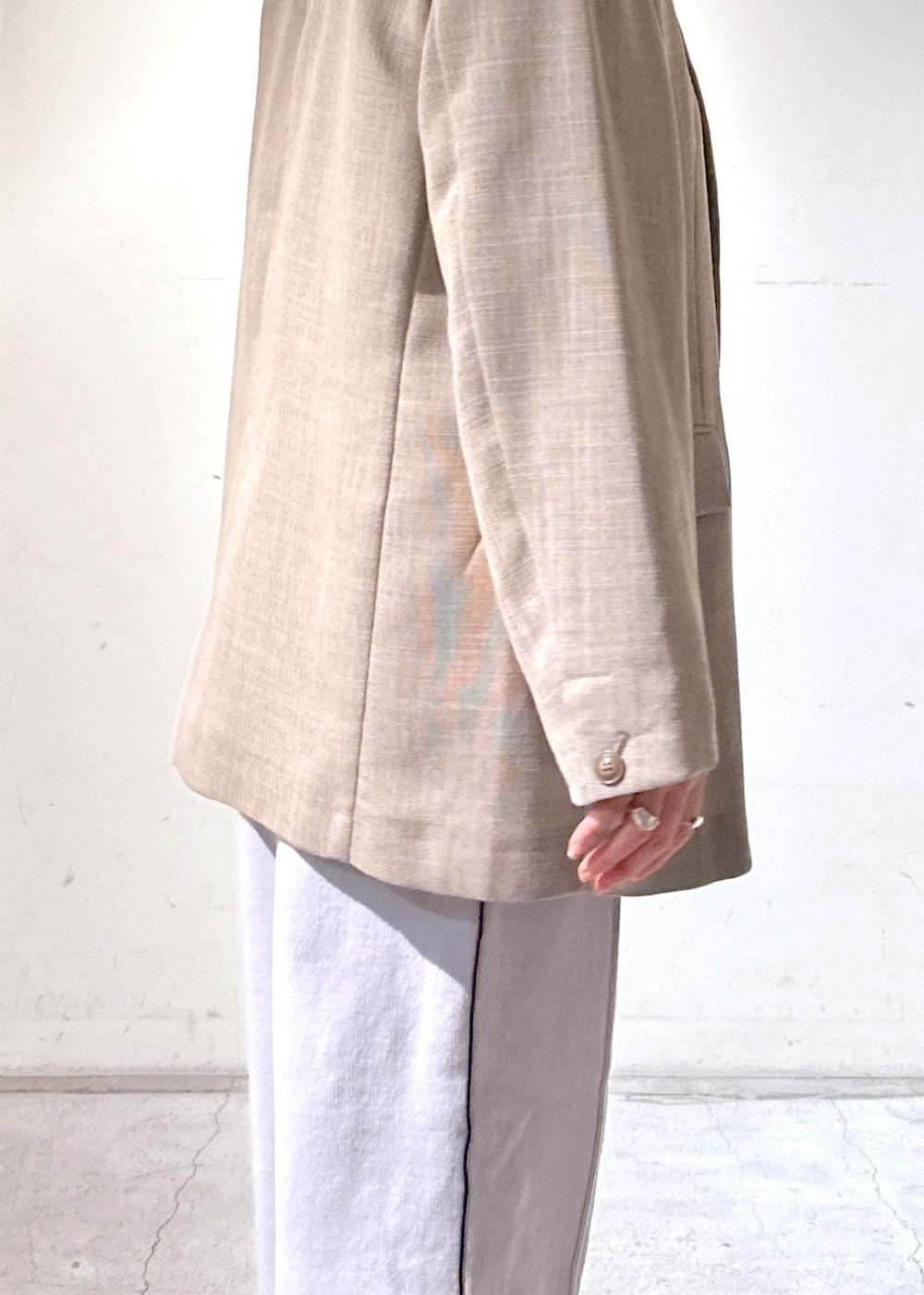 シルバー系のバレエシューズ、グレー系のTシャツ/カットソー、グレー系のその他パンツを着用したレディースの冬コーディネートの4枚目の写真