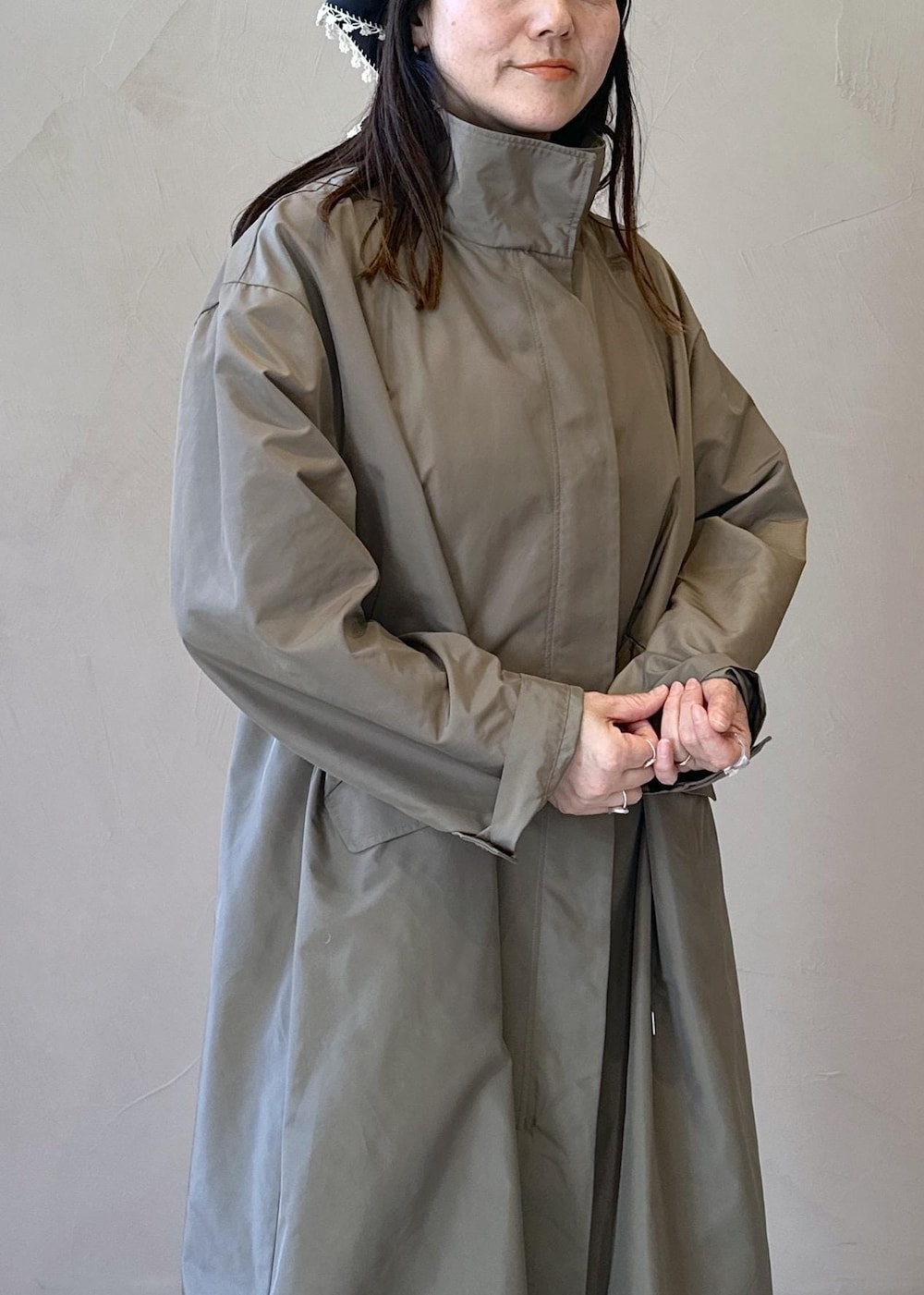 ホワイト系のショルダーバッグ、ホワイト系のつなぎ/オールインワン、ホワイト系のサンダルを着用したレディースの春コーディネートの6枚目の写真