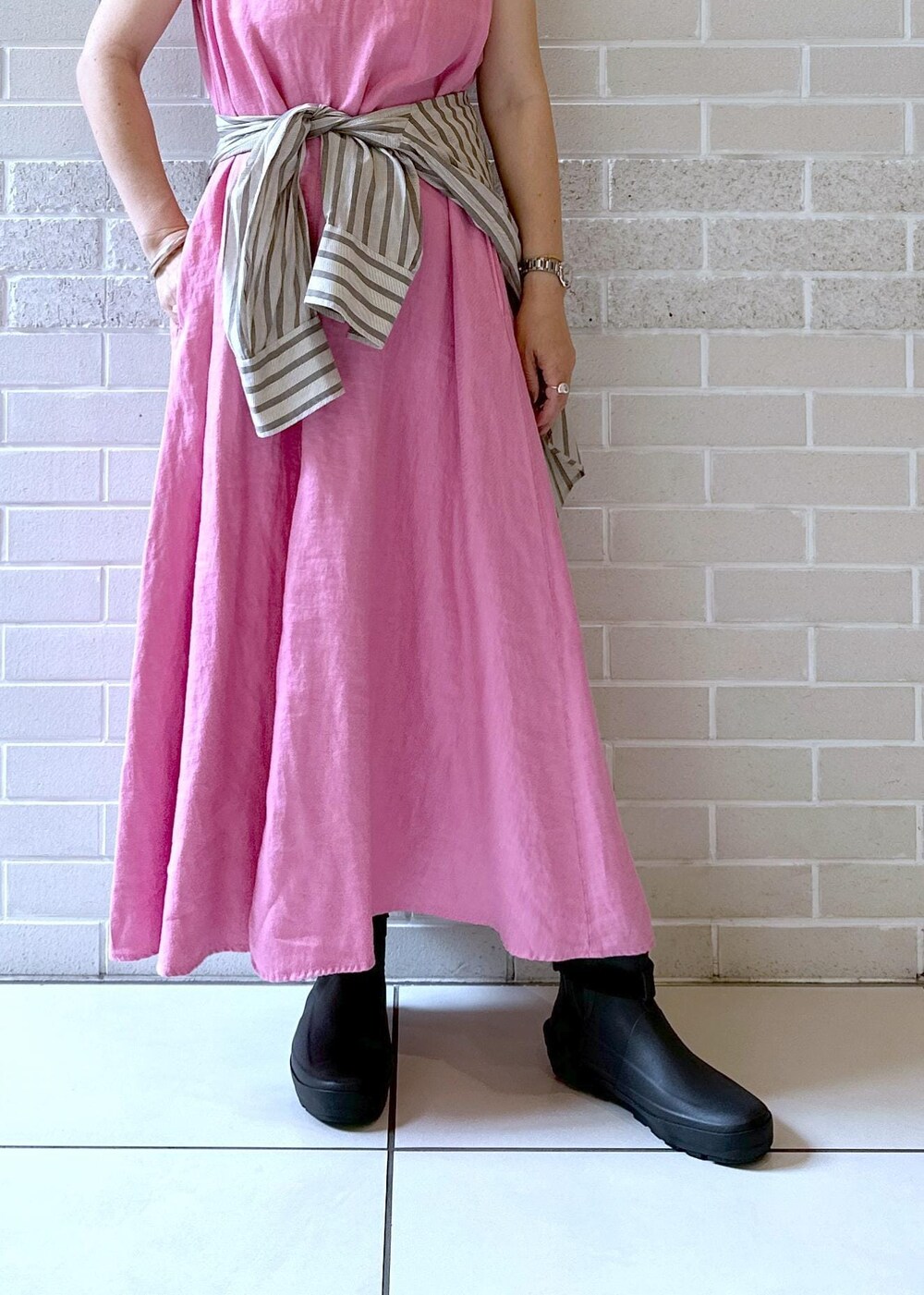 グレー系のブーツ、ピンク系のワンピース、ホワイト系のシャツ/ブラウスを着用したレディースの夏コーディネートの5枚目の写真