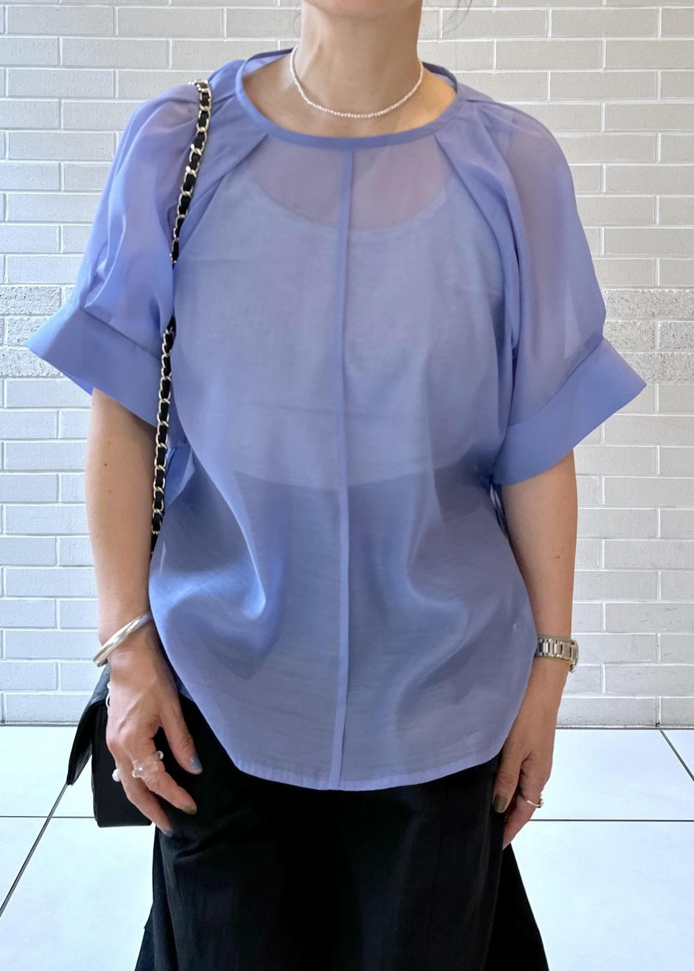 ブラック系のカーゴパンツ、ブラック系のサンダル、ブルー系のシャツ/ブラウスを着用したレディースの夏コーディネートの4枚目の写真