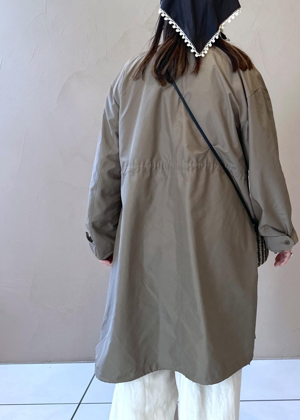 ホワイト系のショルダーバッグ、ホワイト系のつなぎ/オールインワン、ホワイト系のサンダルを着用したレディースの春コーディネートの8枚目の写真