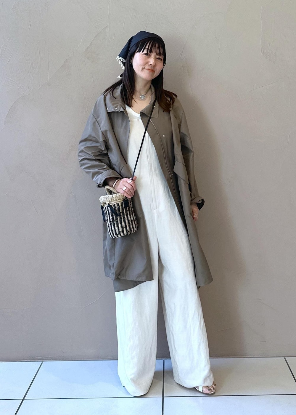 ホワイト系のショルダーバッグ、ホワイト系のつなぎ/オールインワン、ホワイト系のサンダルを着用したレディースの春コーディネートの2枚目の写真