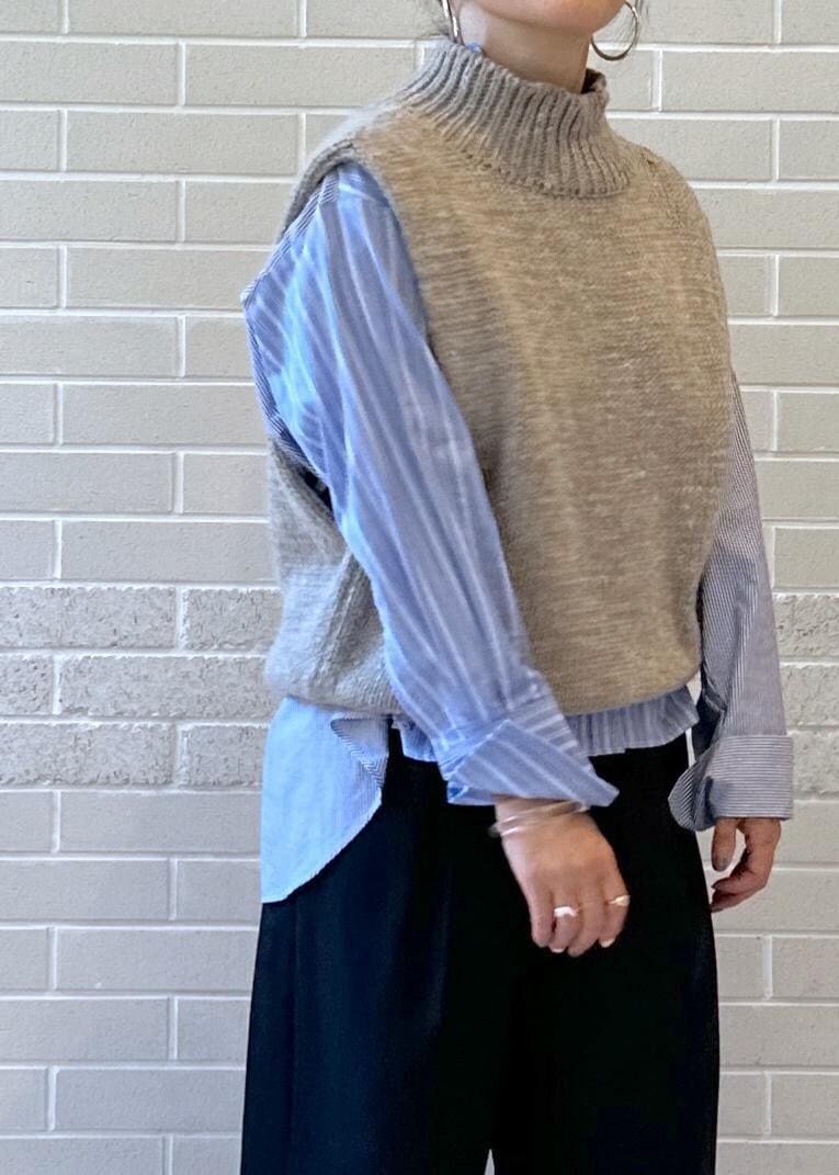 ブルー系のシャツ/ブラウス、ブラック系のスラックス、ブラック系のサンダルを着用したレディースの秋コーディネートの4枚目の写真