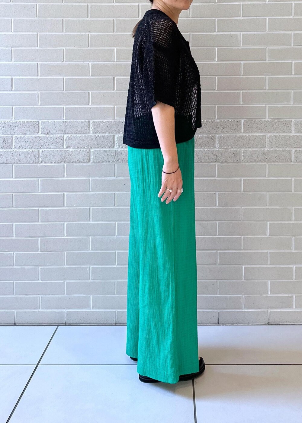 ブラック系のサンダル、グレー系のタンクトップ、ブラック系のカーディガン/ボレロを着用したレディースの夏コーディネートの4枚目の写真