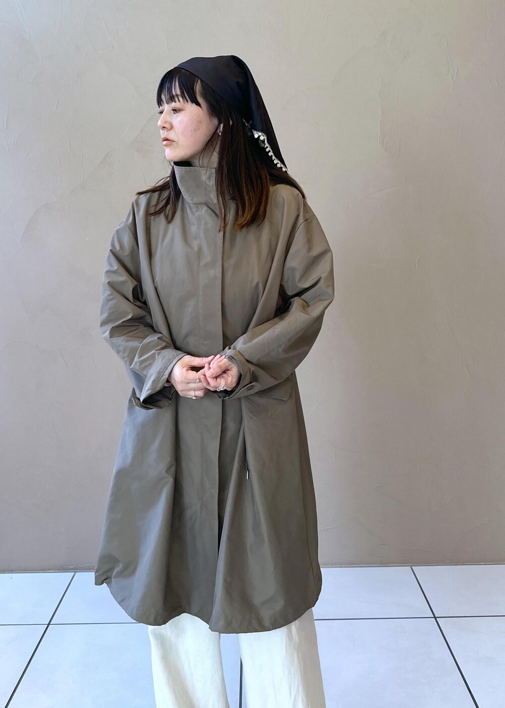 ホワイト系のショルダーバッグ、ホワイト系のつなぎ/オールインワン、ホワイト系のサンダルを着用したレディースの春コーディネートの7枚目の写真