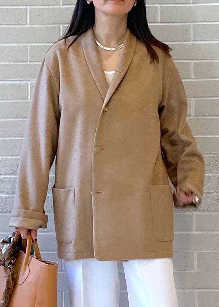 ホワイト系のその他パンツ、グレー系のカーディガン/ボレロ、グレー系のサンダルを着用したレディースの冬コーディネートの4枚目の写真