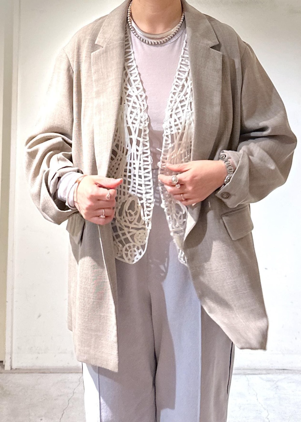 シルバー系のバレエシューズ、グレー系のTシャツ/カットソー、グレー系のその他パンツを着用したレディースの冬コーディネートの2枚目の写真