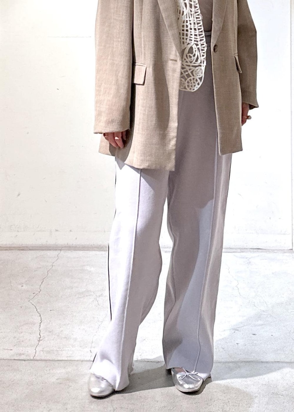 シルバー系のバレエシューズ、グレー系のTシャツ/カットソー、グレー系のその他パンツを着用したレディースの冬コーディネートの5枚目の写真