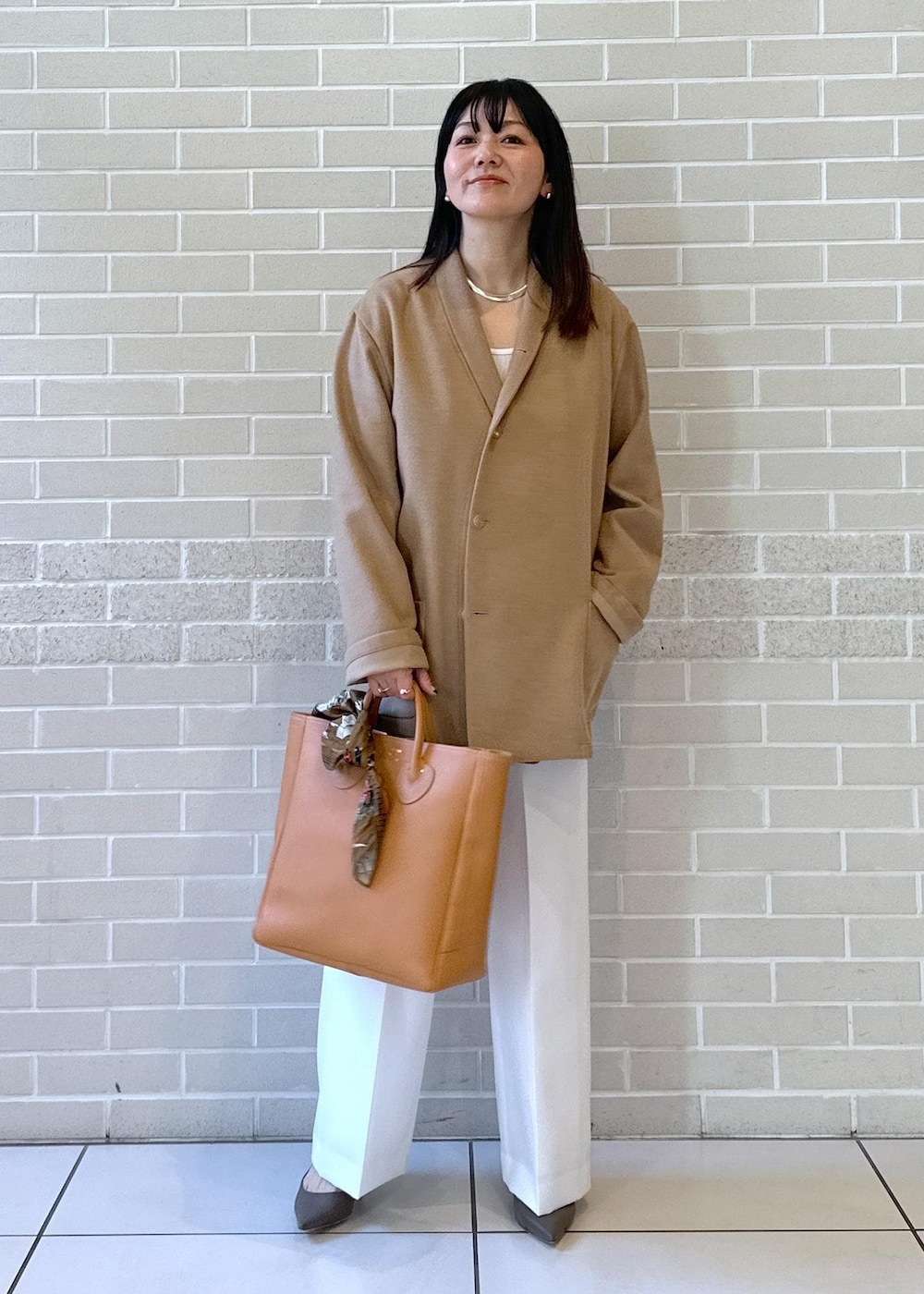 ホワイト系のその他パンツ、グレー系のカーディガン/ボレロ、グレー系のサンダルを着用したレディースの冬コーディネートの2枚目の写真