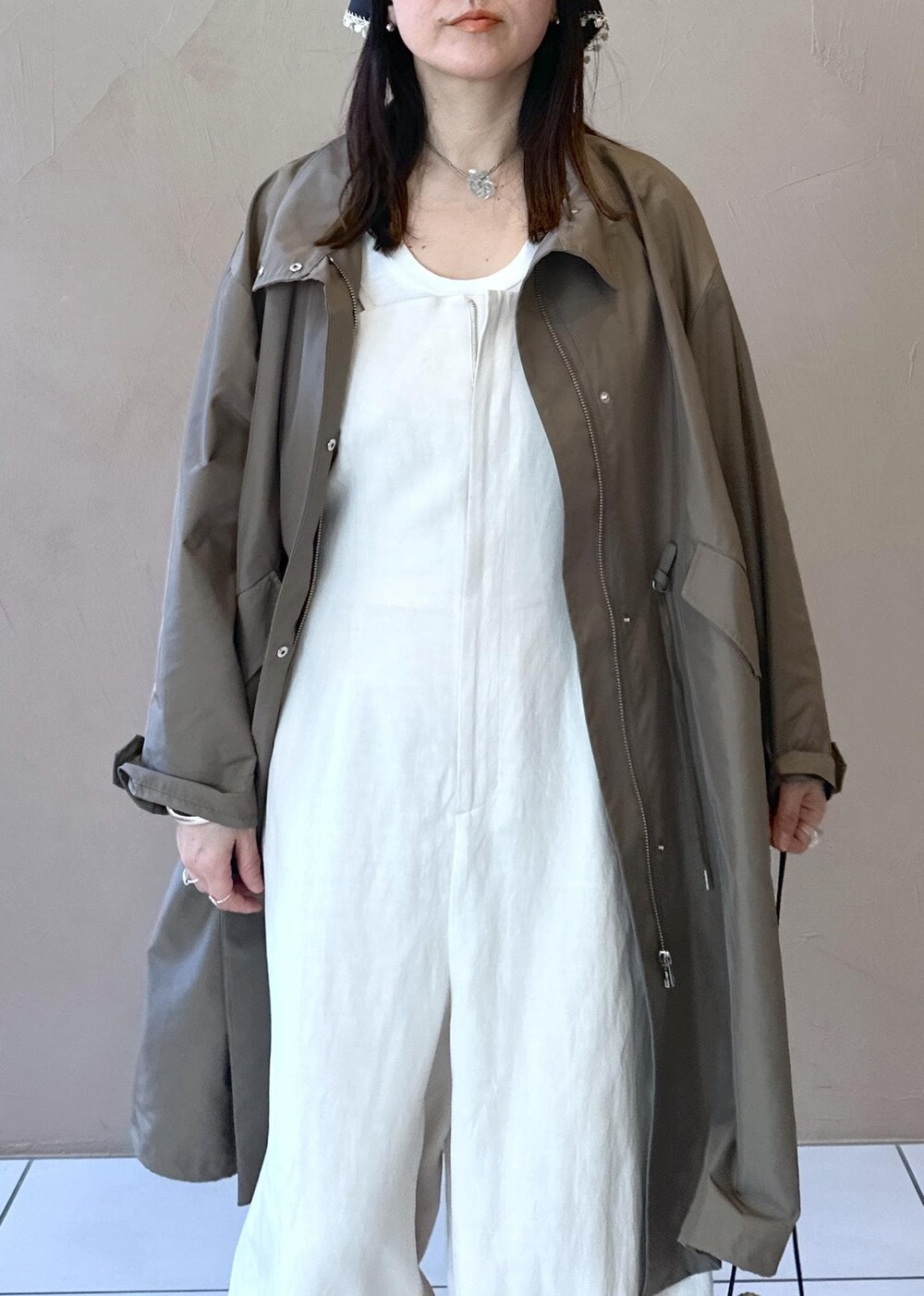 ホワイト系のショルダーバッグ、ホワイト系のつなぎ/オールインワン、ホワイト系のサンダルを着用したレディースの春コーディネートの5枚目の写真