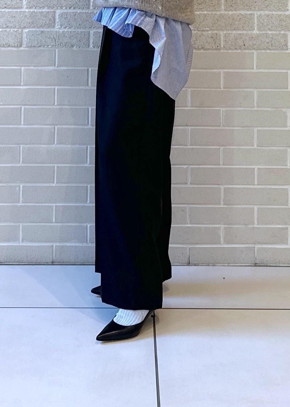 ブルー系のシャツ/ブラウス、ブラック系のスラックス、ブラック系のサンダルを着用したレディースの秋コーディネートの5枚目の写真