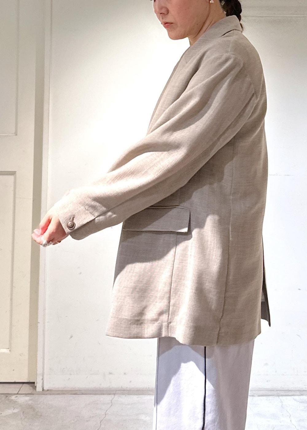 シルバー系のバレエシューズ、グレー系のTシャツ/カットソー、グレー系のその他パンツを着用したレディースの冬コーディネートの3枚目の写真