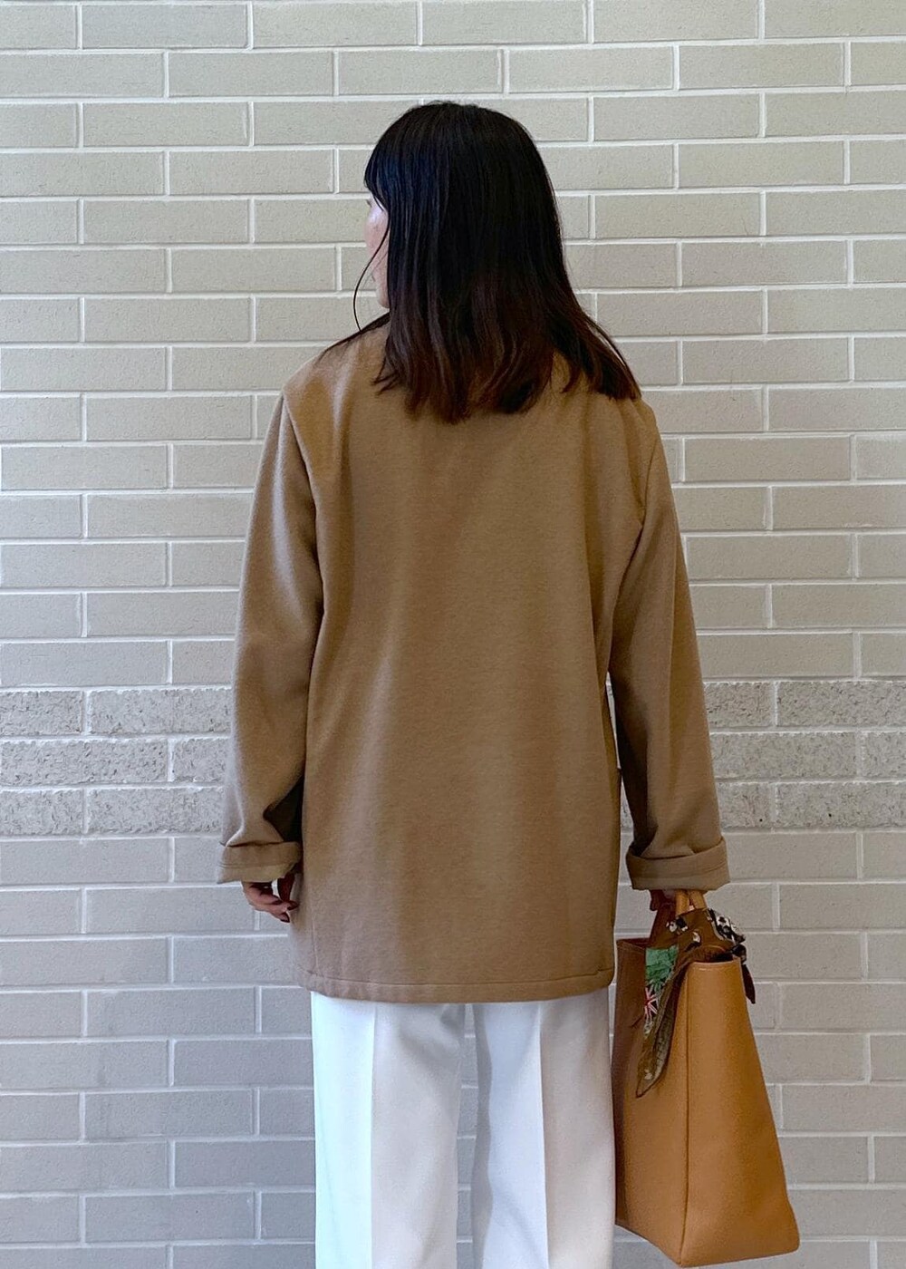 ホワイト系のその他パンツ、グレー系のカーディガン/ボレロ、グレー系のサンダルを着用したレディースの冬コーディネートの5枚目の写真