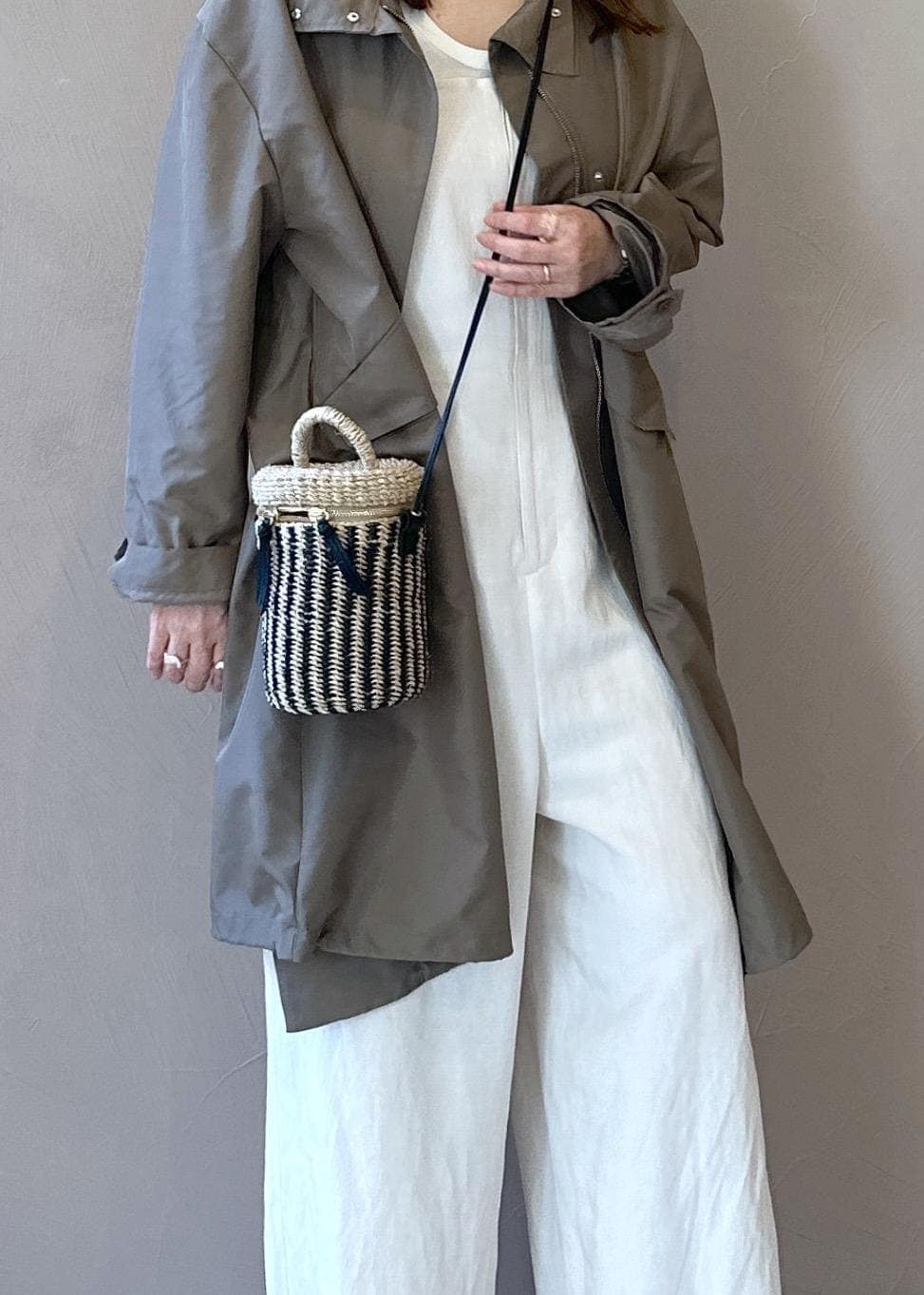 ホワイト系のショルダーバッグ、ホワイト系のつなぎ/オールインワン、ホワイト系のサンダルを着用したレディースの春コーディネートの4枚目の写真