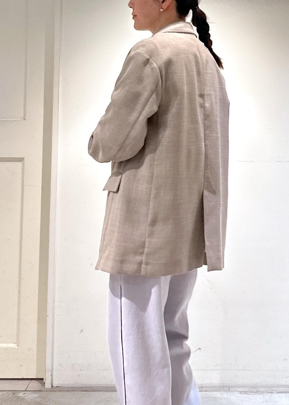 シルバー系のバレエシューズ、グレー系のTシャツ/カットソー、グレー系のその他パンツを着用したレディースの冬コーディネートの6枚目の写真