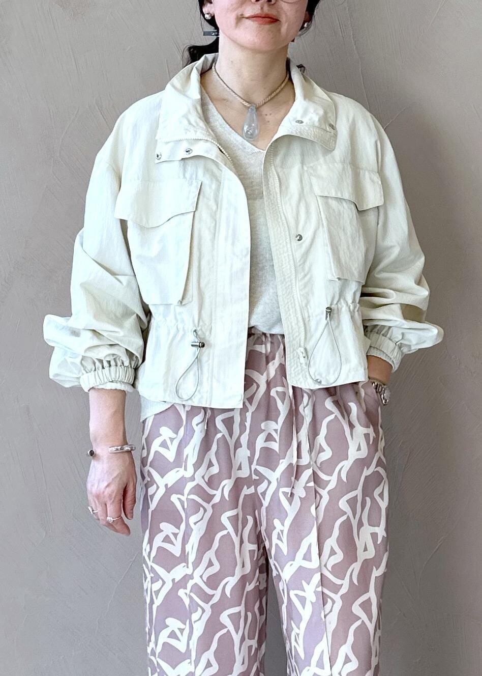 イエロー系のその他パンツ、ホワイト系のブルゾン、ホワイト系のニット/セーターを着用したレディースの春コーディネートの3枚目の写真