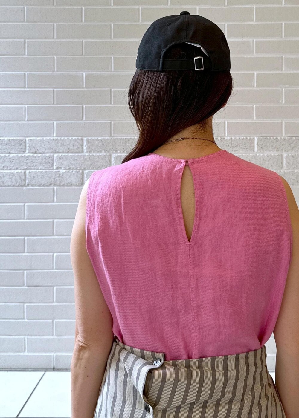 グレー系のブーツ、ピンク系のワンピース、ホワイト系のシャツ/ブラウスを着用したレディースの夏コーディネートの4枚目の写真