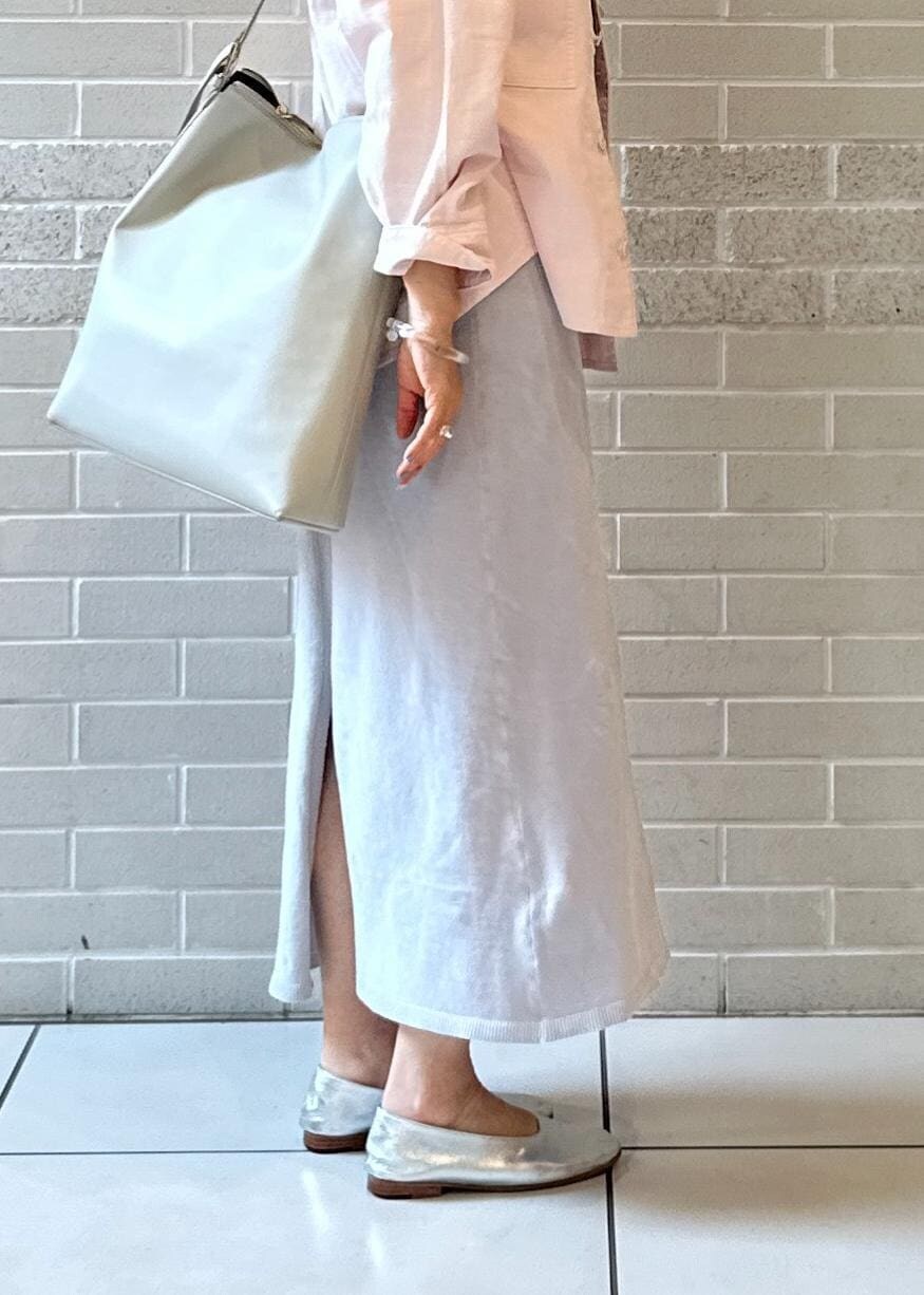 シルバー系のパンプス、グレー系のワンピース、グレー系のショルダーバッグを着用したレディースの冬コーディネートの6枚目の写真