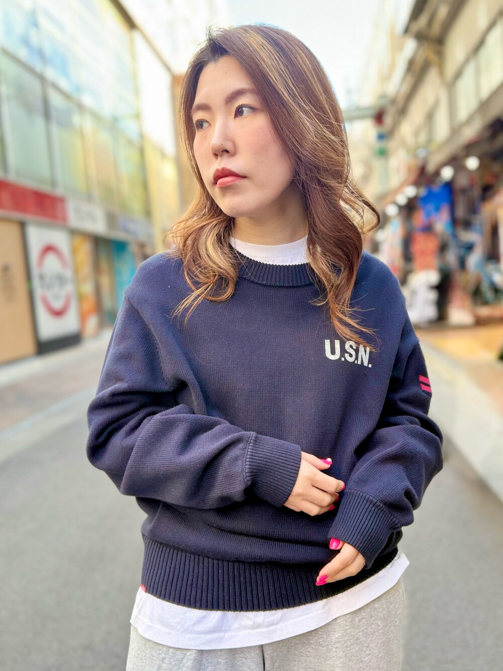 ブルー系のニット/セーターを着用したレディースの春コーディネートの2枚目の写真