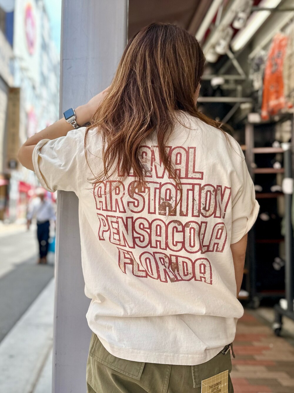 ベージュ系のTシャツ/カットソーを着用したレディースの夏コーディネートの4枚目の写真