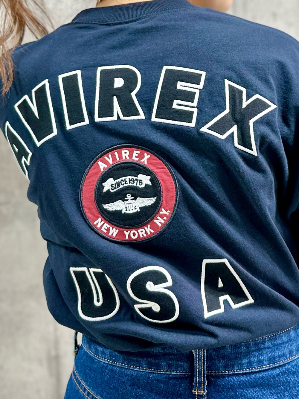 ブルー系のTシャツ/カットソーを着用したレディースの春コーディネートの2枚目の写真