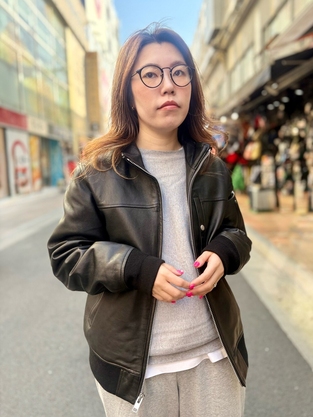 ブラック系のジャケット/アウターを着用したレディースの春コーディネートの2枚目の写真