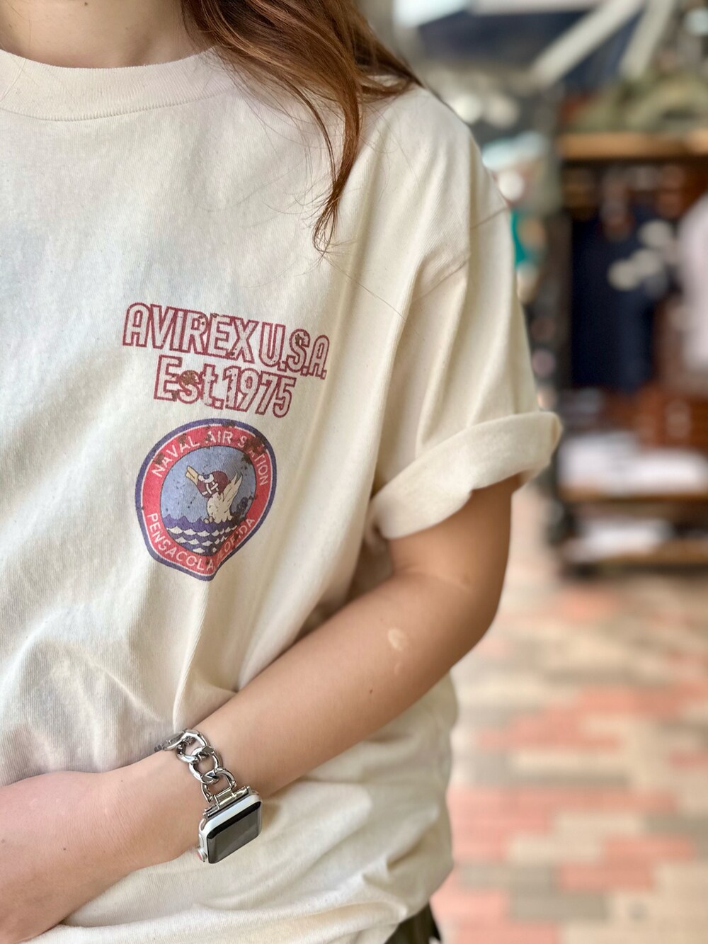 ベージュ系のTシャツ/カットソーを着用したレディースの夏コーディネートの3枚目の写真