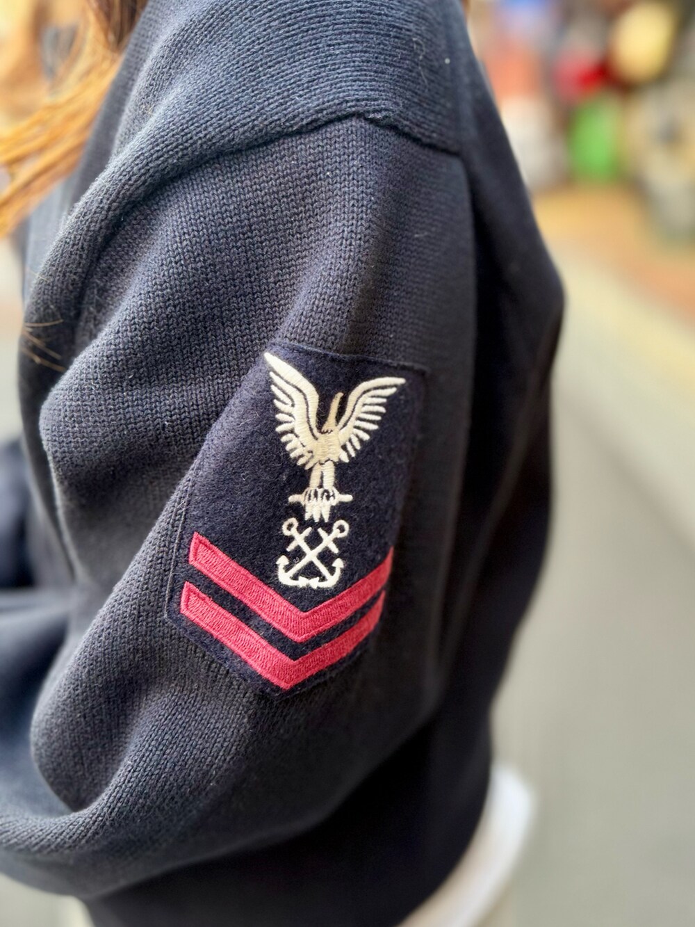 ブルー系のニット/セーターを着用したレディースの春コーディネートの4枚目の写真