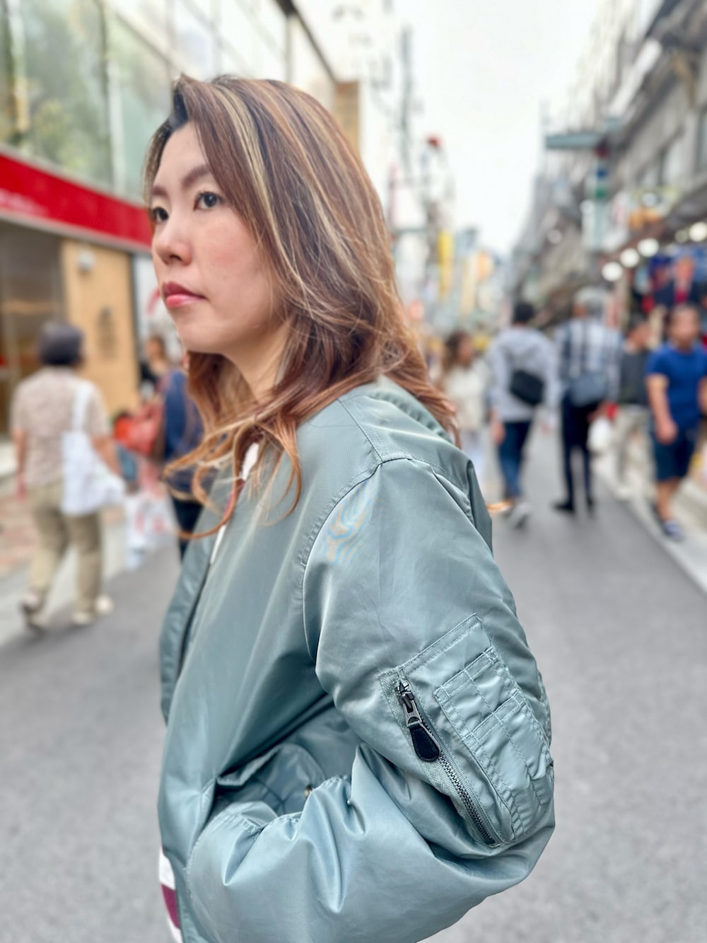 グリーン系のMA-1、レッド系のTシャツ/カットソーを着用したレディースの秋コーディネートの3枚目の写真