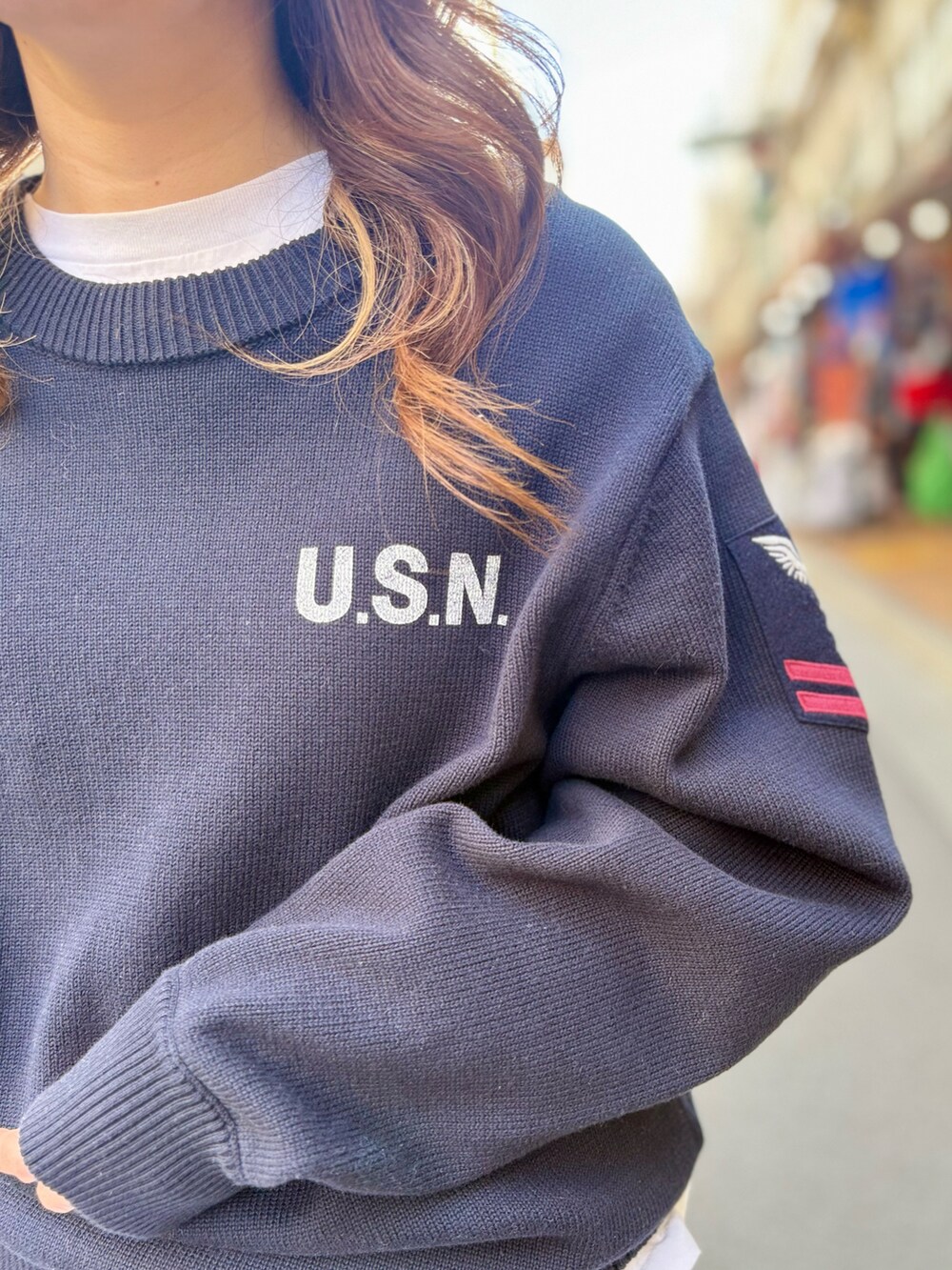 ブルー系のニット/セーターを着用したレディースの春コーディネートの3枚目の写真