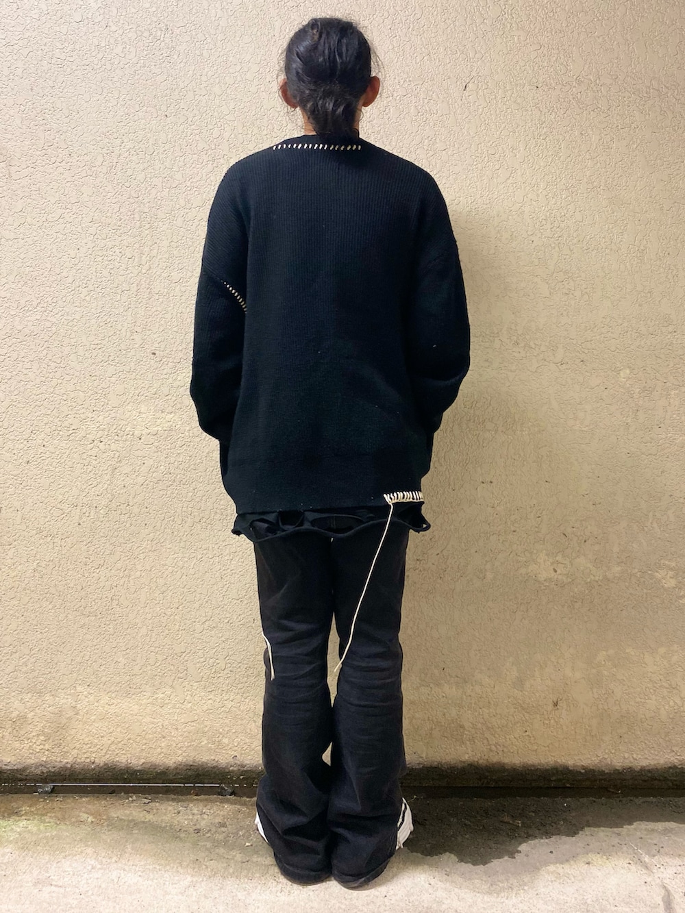 ブラック系のTシャツ/カットソー、ホワイト系のスニーカー、ブラック系のカーディガン/ボレロを着用したメンズの秋コーディネートの3枚目の写真