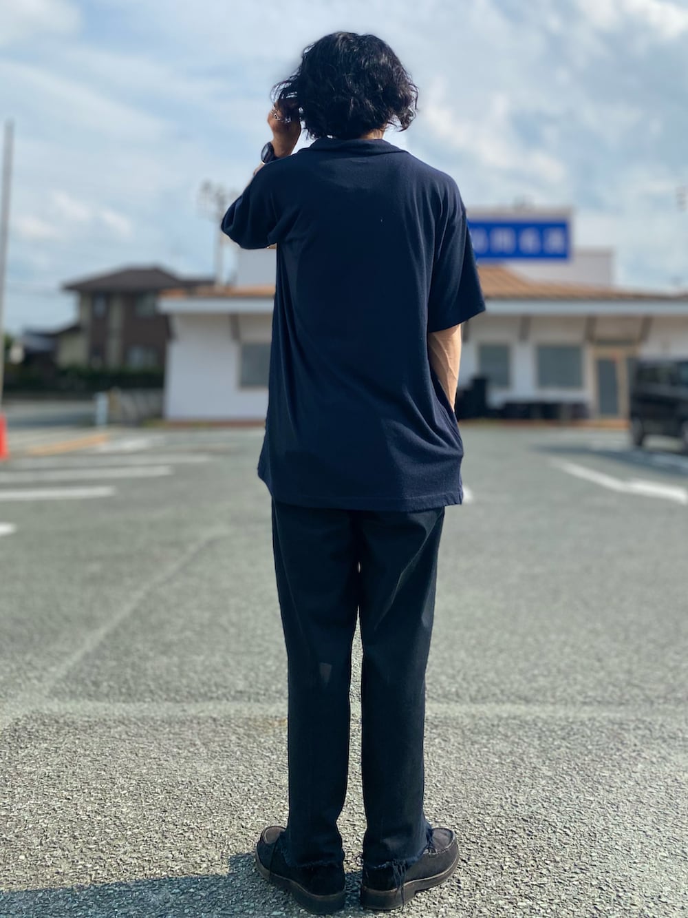 ブラック系のチノパンツ、シルバー系のブレスレット、シルバー系のブレスレットを着用したメンズの夏コーディネートの4枚目の写真