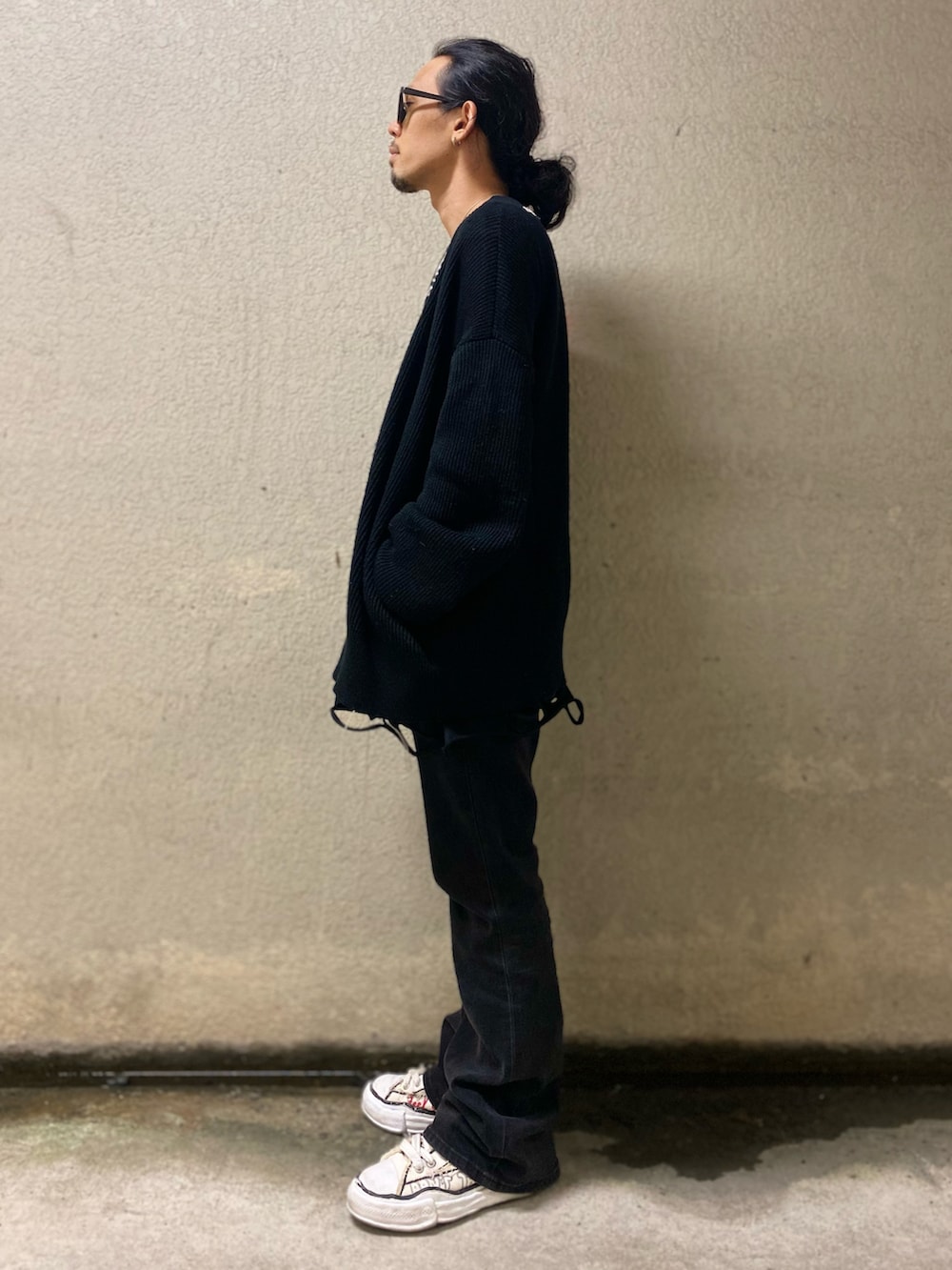 ブラック系のTシャツ/カットソー、ホワイト系のスニーカー、ブラック系のカーディガン/ボレロを着用したメンズの秋コーディネートの2枚目の写真