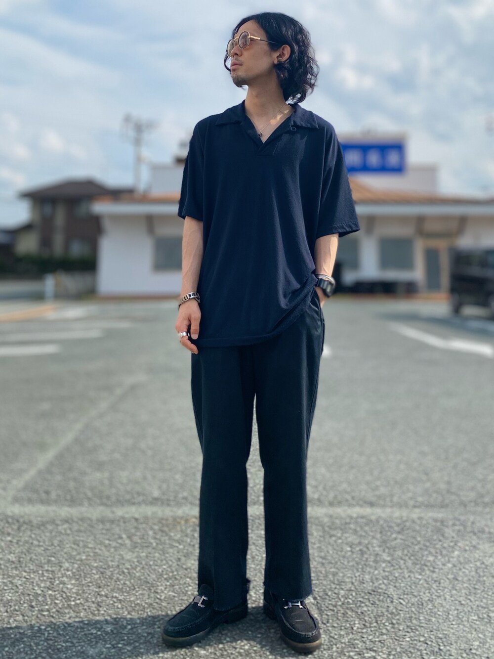 ブラック系のチノパンツ、シルバー系のブレスレット、シルバー系のブレスレットを着用したメンズの夏コーディネートの2枚目の写真