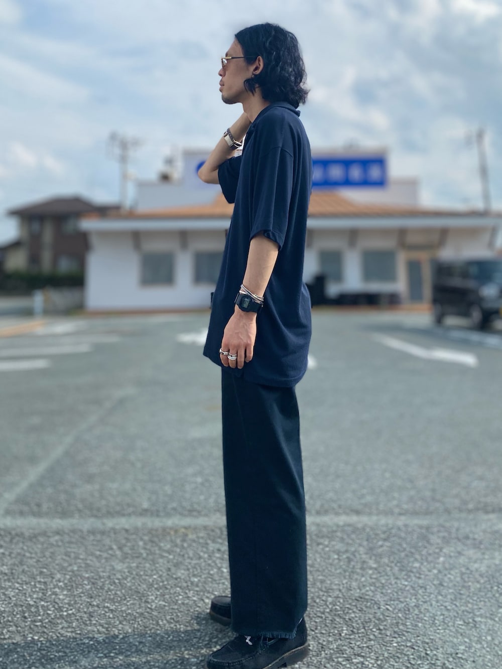 ブラック系のチノパンツ、シルバー系のブレスレット、シルバー系のブレスレットを着用したメンズの夏コーディネートの3枚目の写真