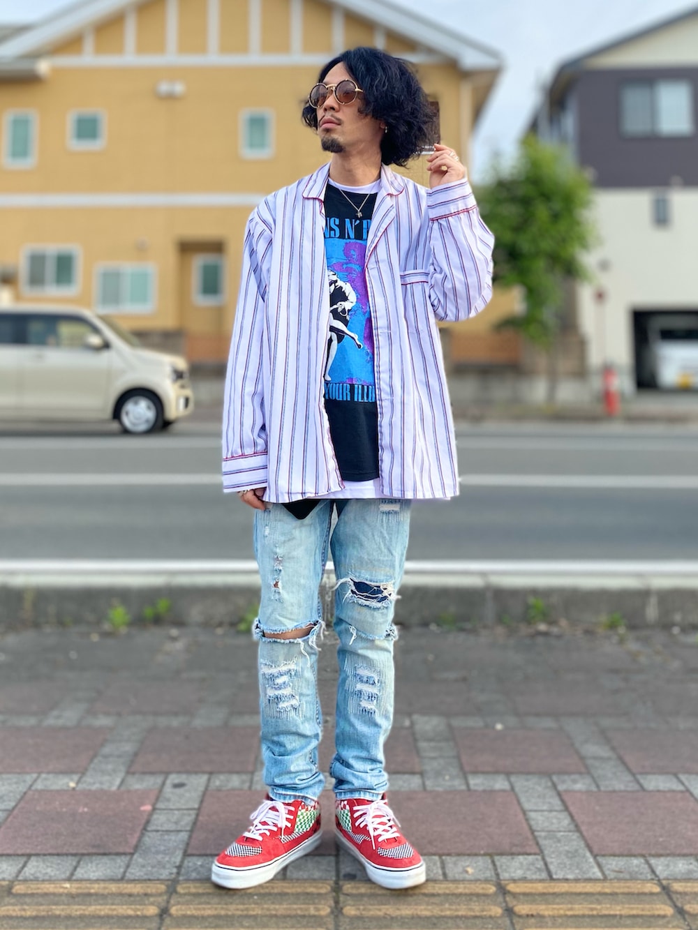 「バンドT、Tシャツ、古着MIX、柄シャツ、レイヤードスタイル、パジャマシャツ、シャツスタイル、デニムパンツ、VANS、古着好きな人と繋がりたい、vintage、ヴィンテージ、サングラス」｜「PRO CLUB の【PROCLUB/プロクラブ】Heavyweight Cotton Long Sleeve Crew Neck T-shirt 厚手　ロンTシャツ　無地　ユニセックス クルーネック（Tシャツ/カットソー、ホワイト系）」を使った、TogAさん（メンズ・165cm）の春コーディネートの2枚目の写真