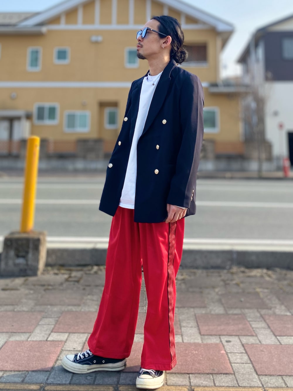 「いまどきジャケット写真、シンプル、トラックパンツ、ブレザー、ジャケットスタイル、ゆるコーデ、春服コーデ、春コーデ、レイヤードスタイル、テーラードジャケット、サングラス」｜「FREAK'S STOREの【限定展開】紺ブレザージャケット（テーラードジャケット、ブルー系）」を使った、TogAさん（メンズ・165cm）の春コーディネートの2枚目の写真