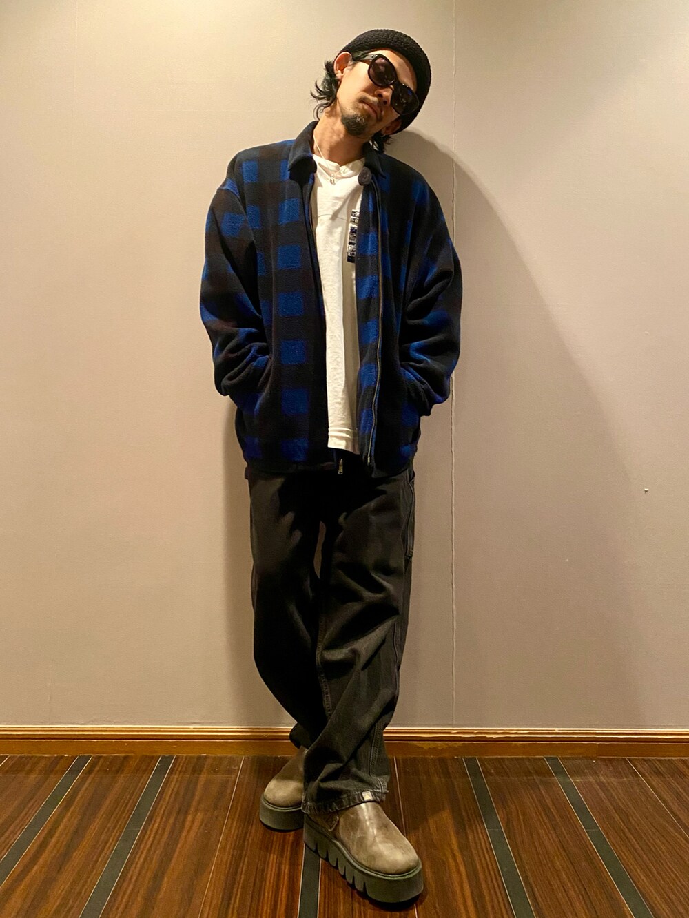 ブラック系のデニムパンツ、ホワイト系のTシャツ/カットソー、ブルー系のジャケット/アウターを着用したメンズの春コーディネートの2枚目の写真